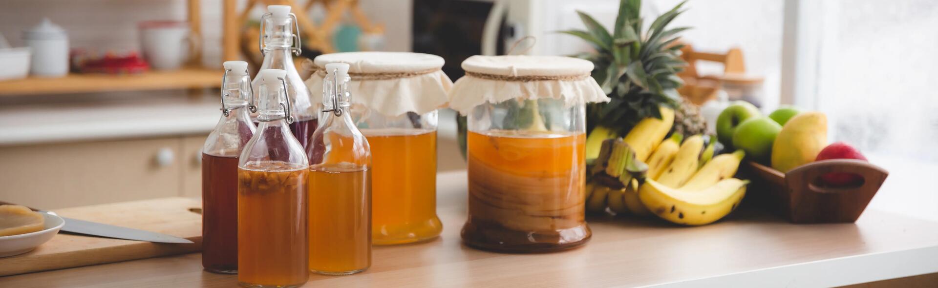 Petites bouteilles de kombucha fait maison