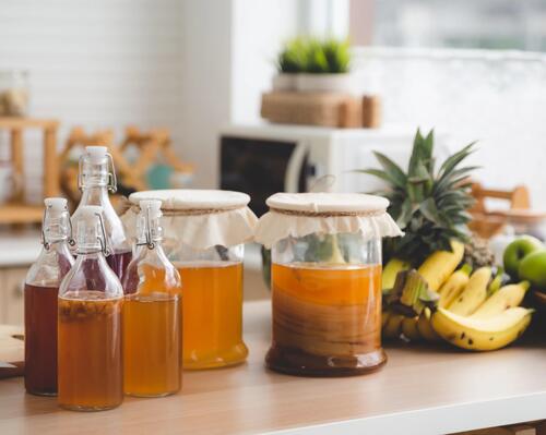 Petites bouteilles de kombucha fait maison