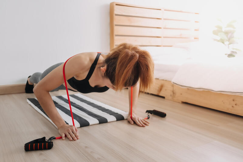 Pompki z gumami (resistance band push ups)