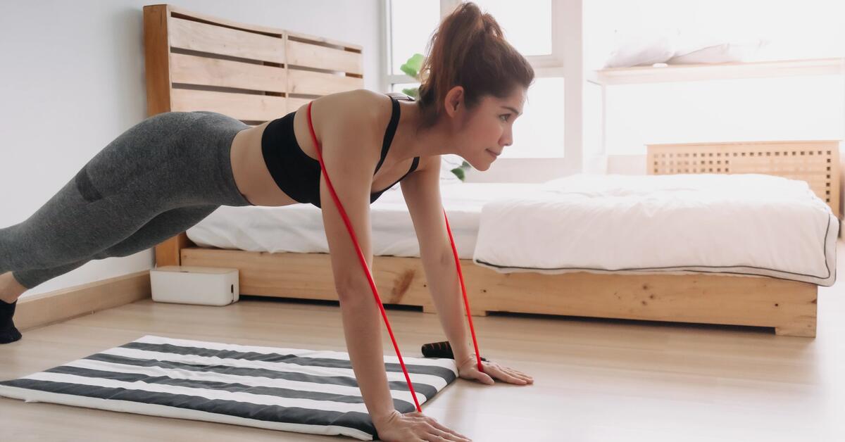 Flexões de braços com elásticos de resistência: melhora o teu treino!