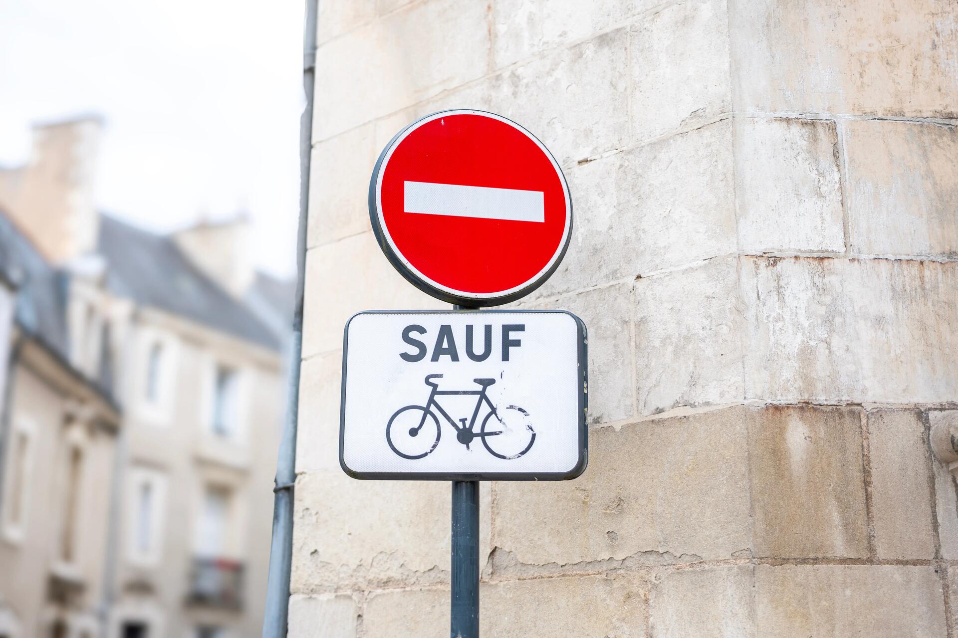 Panonceau indiquant la possibilité d’emprunter un sens interdit