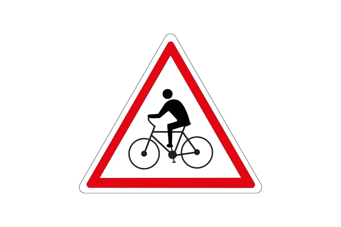 Panneau annonçant un débouché de cylistes