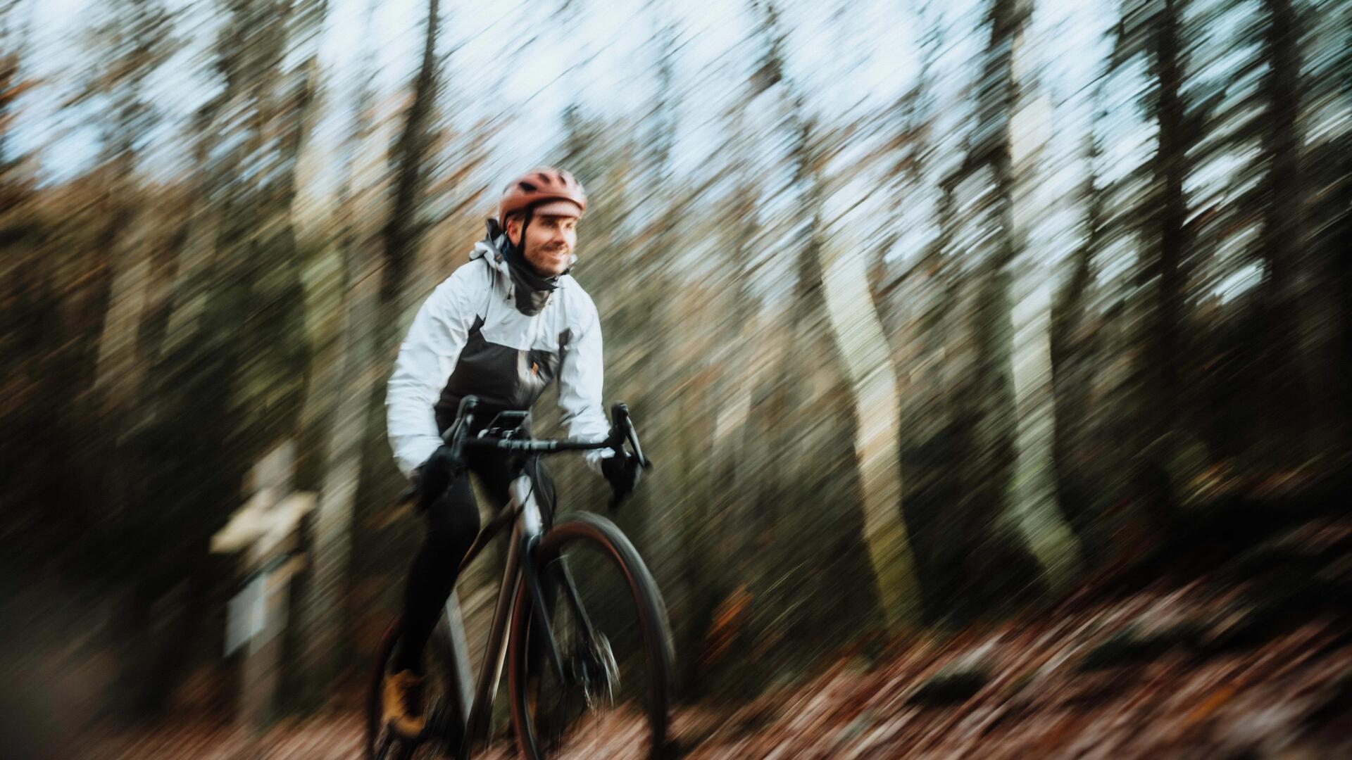 homem a pedalar numa bicicleta de gravel