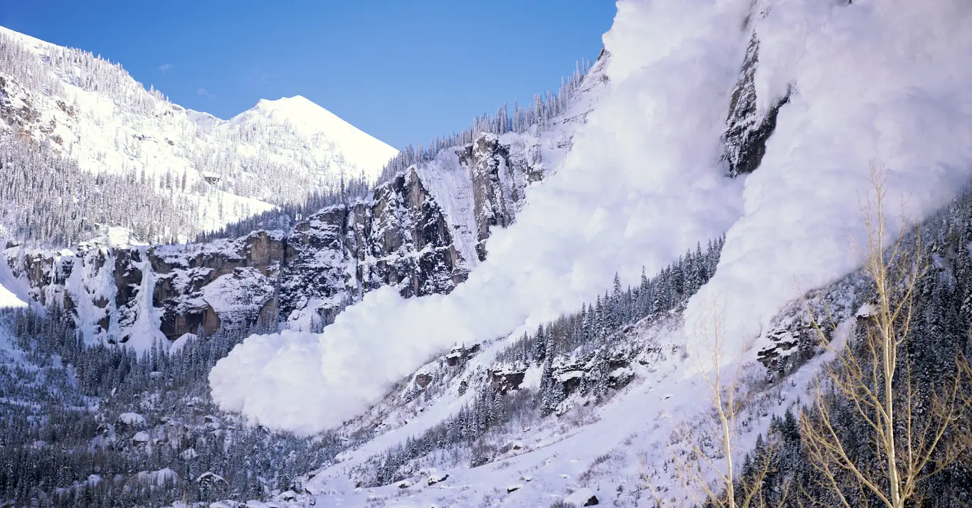 CUM SĂ ALEGI ECHIPAMENTUL PENTRU DRUMEȚIA CU RACHETE DE ZĂPADĂ