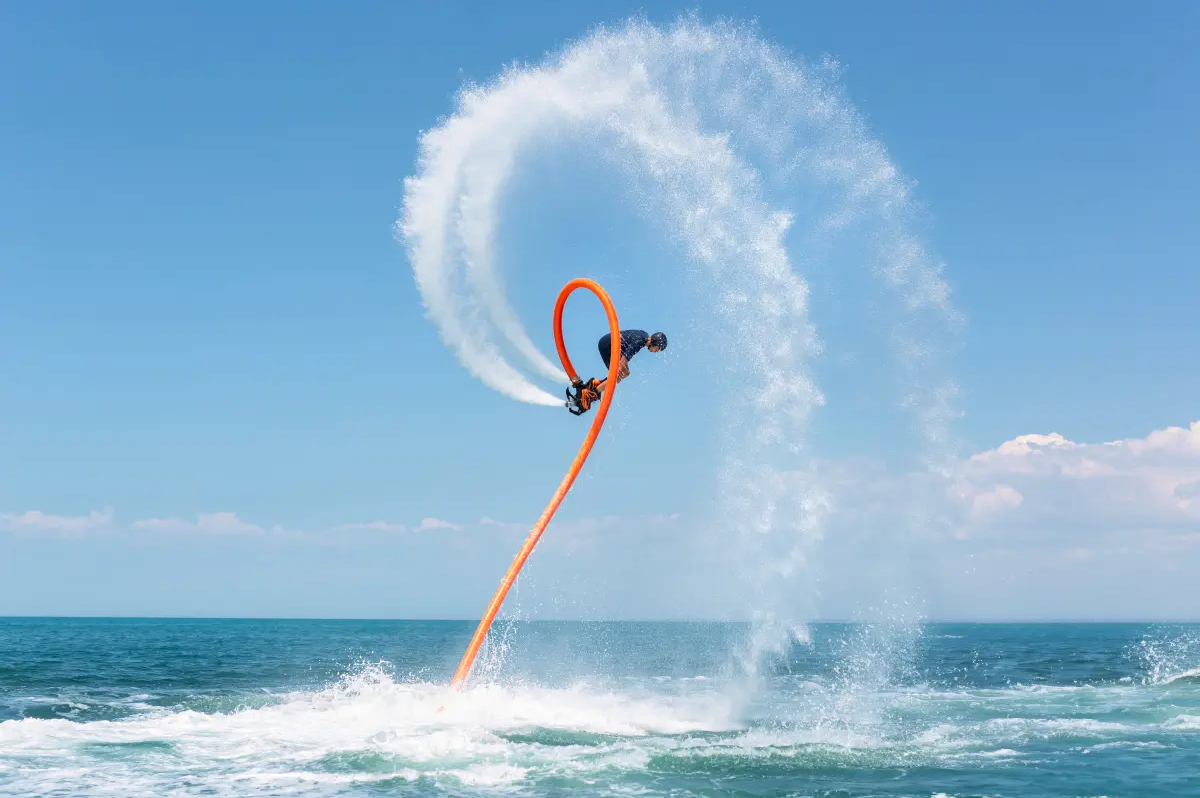 osoba w kasku uprawiająca flyboarding