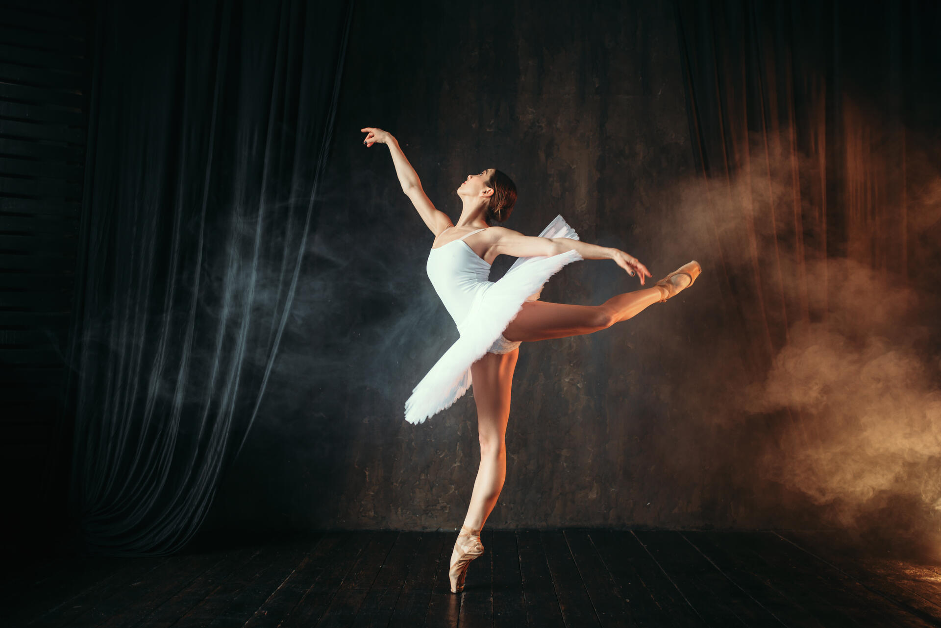 Frau macht in Spitzenschuhen Ballet