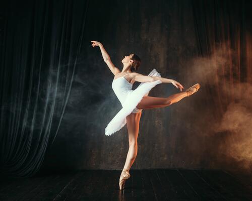 Frau macht in Spitzenschuhen Ballet
