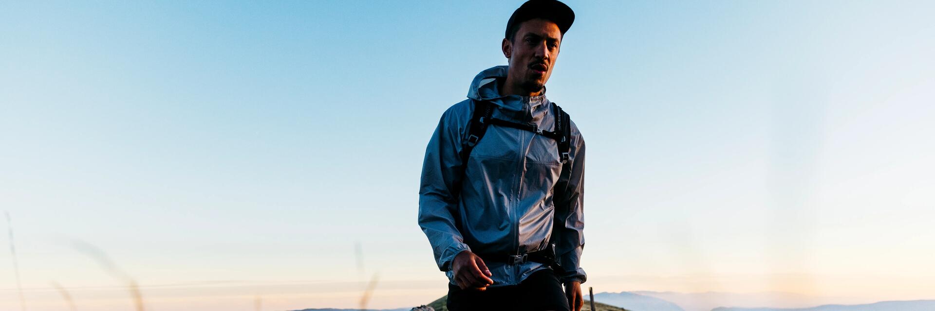 un homme en randonnée