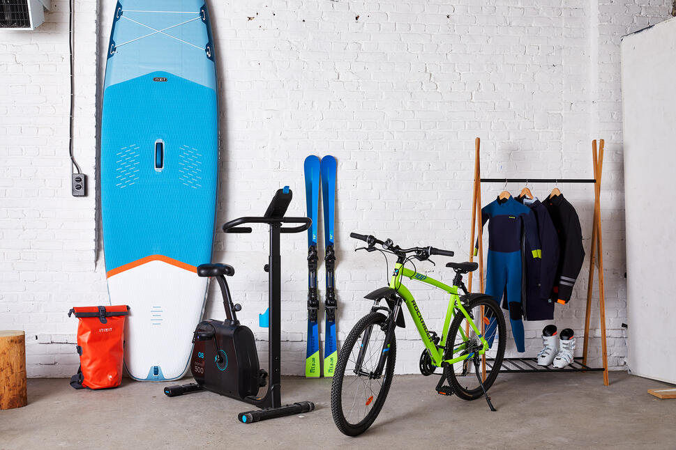 boys black nike slides