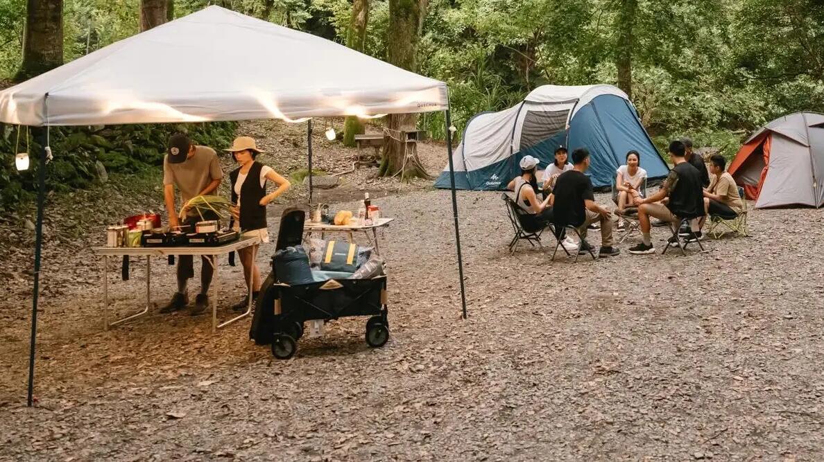 amigos a desfrutar de momentos no campismo decathlon