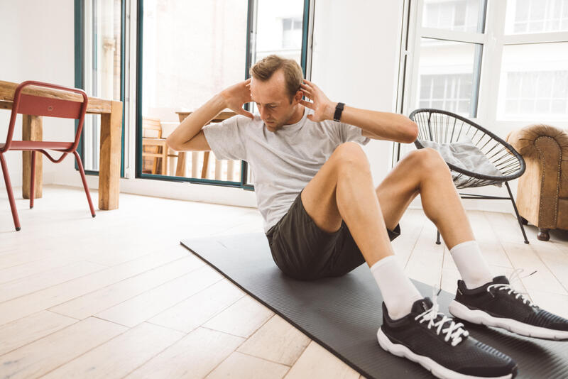 Krachttraining thuis: oefeningen, schema’s en tips voor vrouwen en man