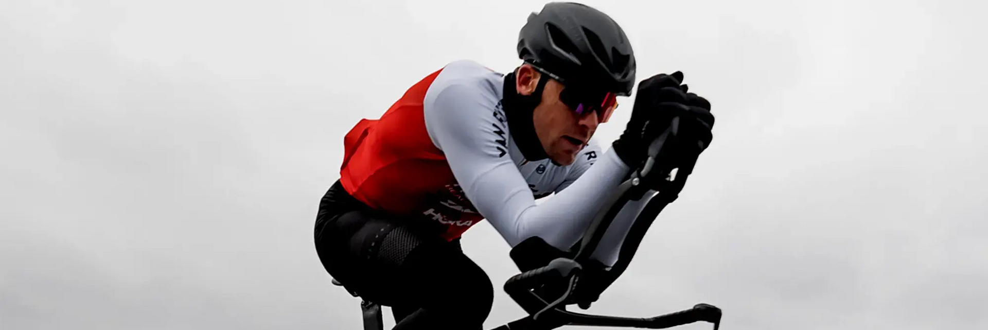 Mężczyzna jadący w triathlonie na rowerze
