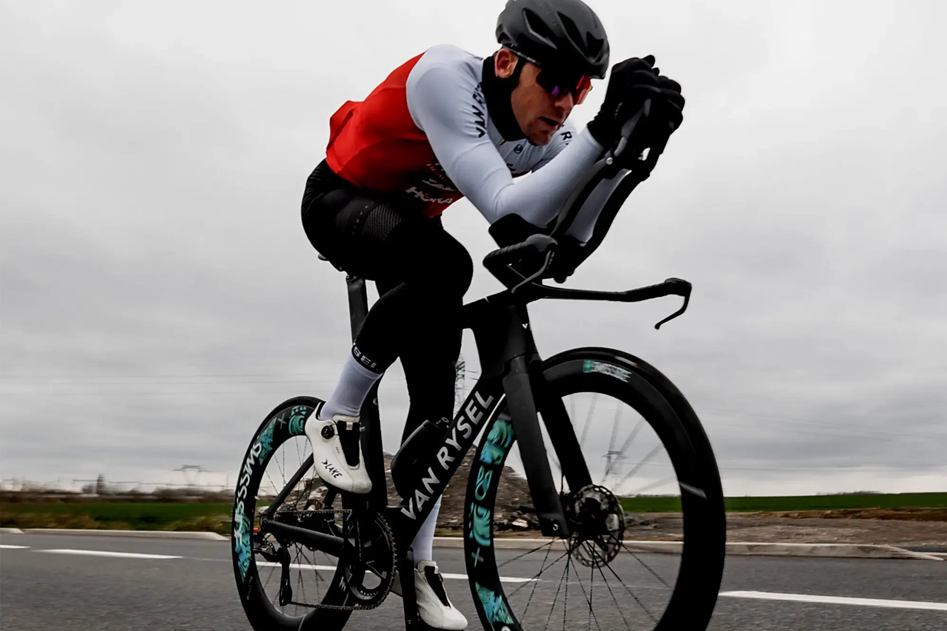 Mężczyzna jadący w triathlonie na rowerze