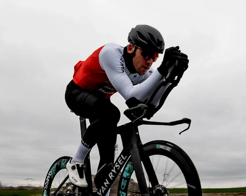 Mężczyzna jadący w triathlonie na rowerze