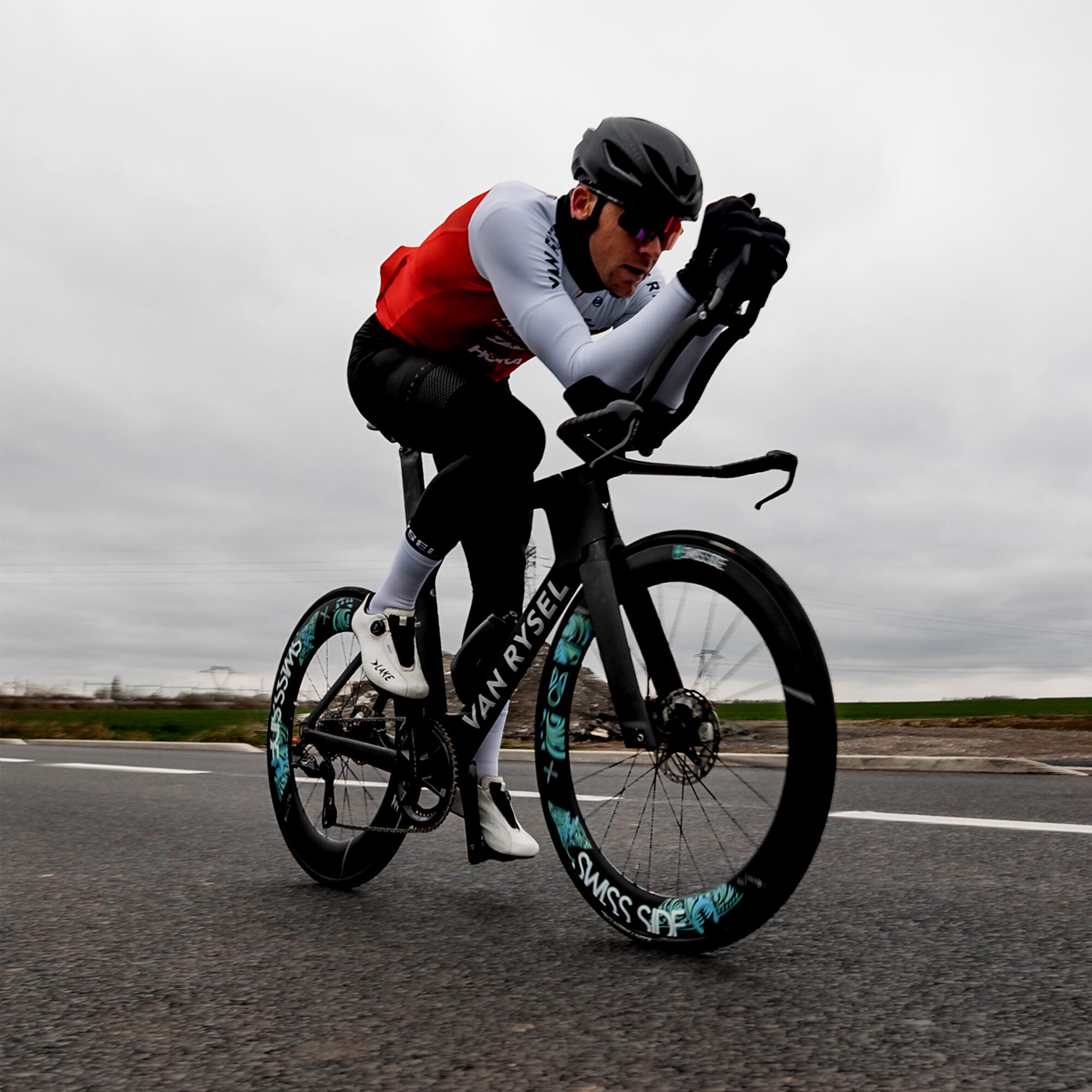 Mężczyzna jadący w triathlonie na rowerze