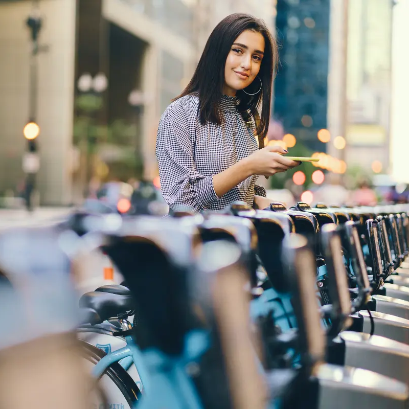 Kobieta wypożyczająca rower miejski
