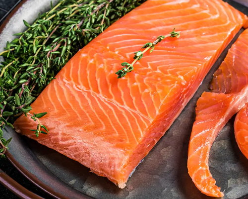 Łosoś na talerzu z kwasami omega 3 połączony z ziołami