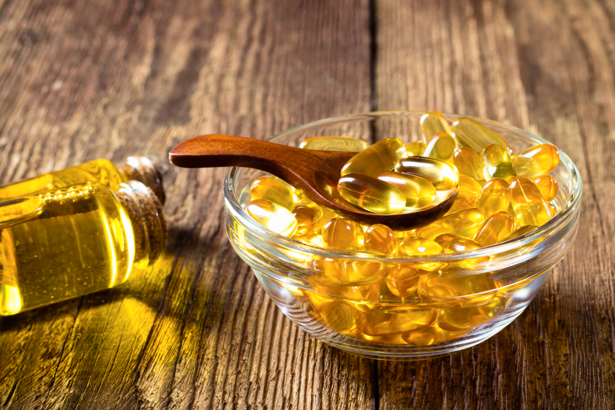 Kwasy omega 3 w kapsułkach żelowych w miseczce