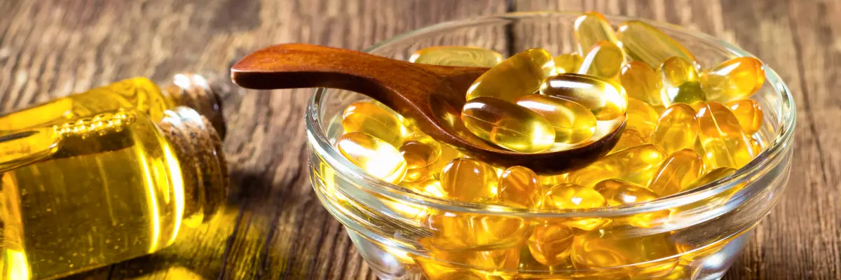 Kwasy omega-3 w kapsułkach żelowych w miseczce