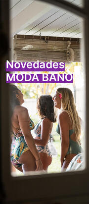 Chica presentando novedades moda bano 2024