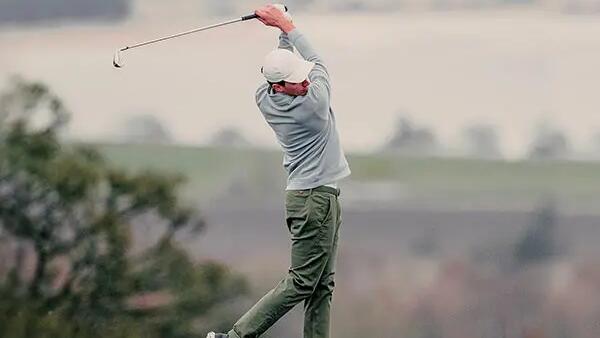 Mężczyzna robiący wymach kijem golfowym