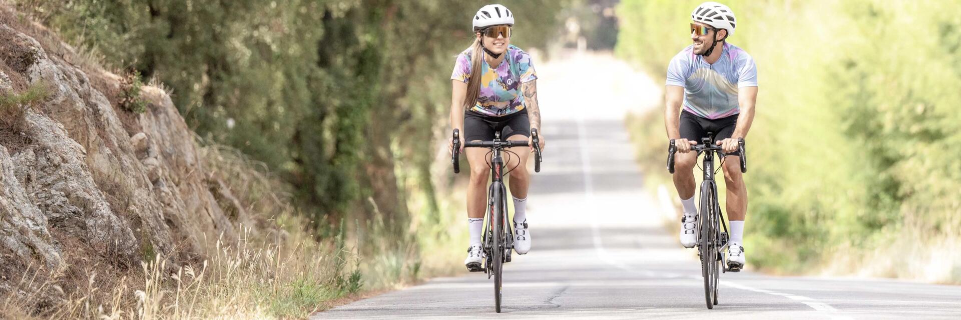 Rowerzyści w kaskach jadący rowerami Wiślaną Trasą Rowerową