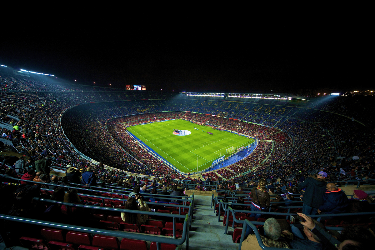Kibice wypełniający trybuny na jednym z największych stadionów piłkarskich na świecie Camp Nou w Barcelonie
