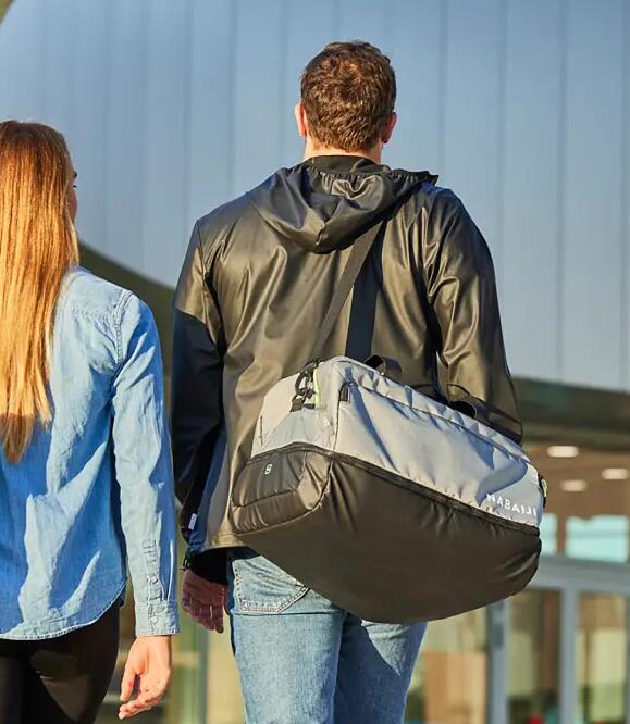 Mann und frau am gehen mit Sporttasche auf der Schulter