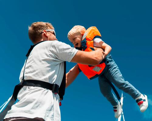 Un gilet de sauvetage bébé co-créé avec les Sauveteurs en Mer 