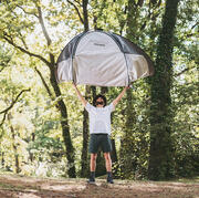 Campista a montar uma tenda Decathlon com tecnologia 2 seconds em 2 segundos
