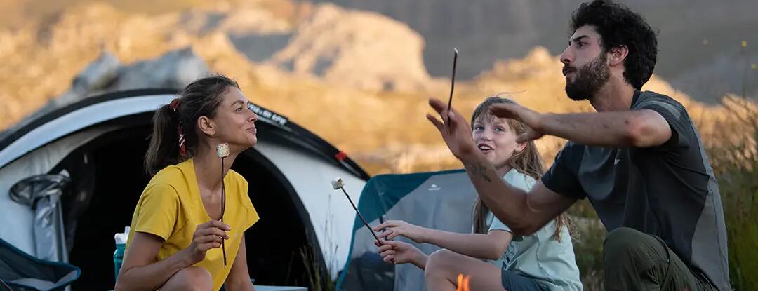 Photo de deux personnes et une tente dans les montagnes