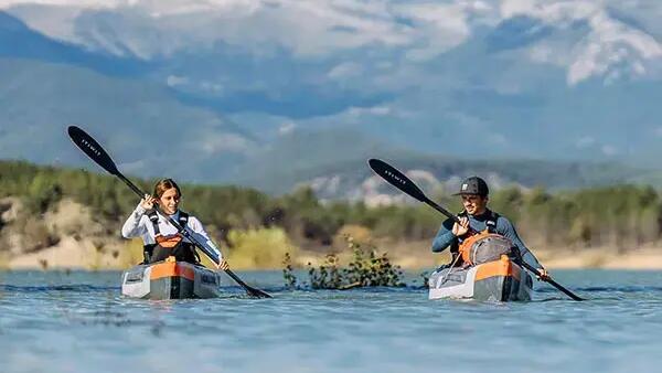 Position des Paddels im Wasser beim Kajak fahren