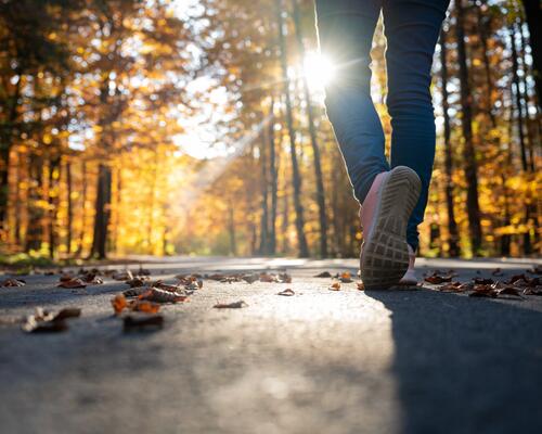 Le silent walking, tendance sportive bien-être de 2024 ?