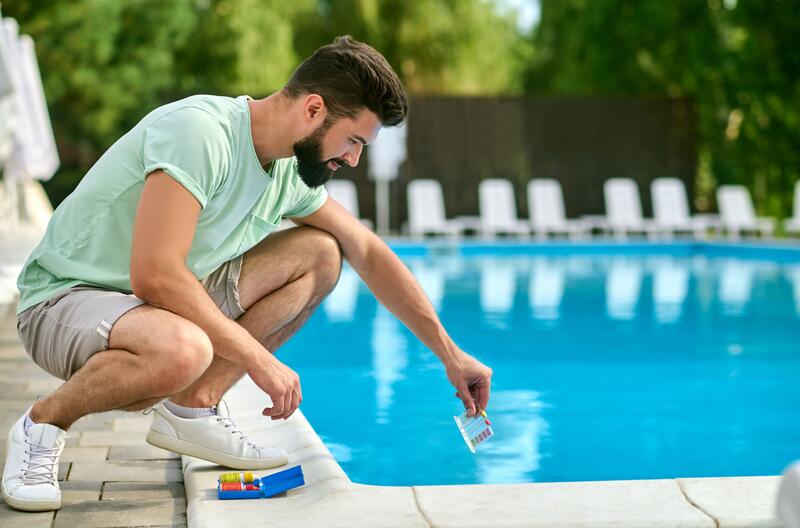 Dozowanie chloru do basenu ogrodowego – ile i jak dozować?