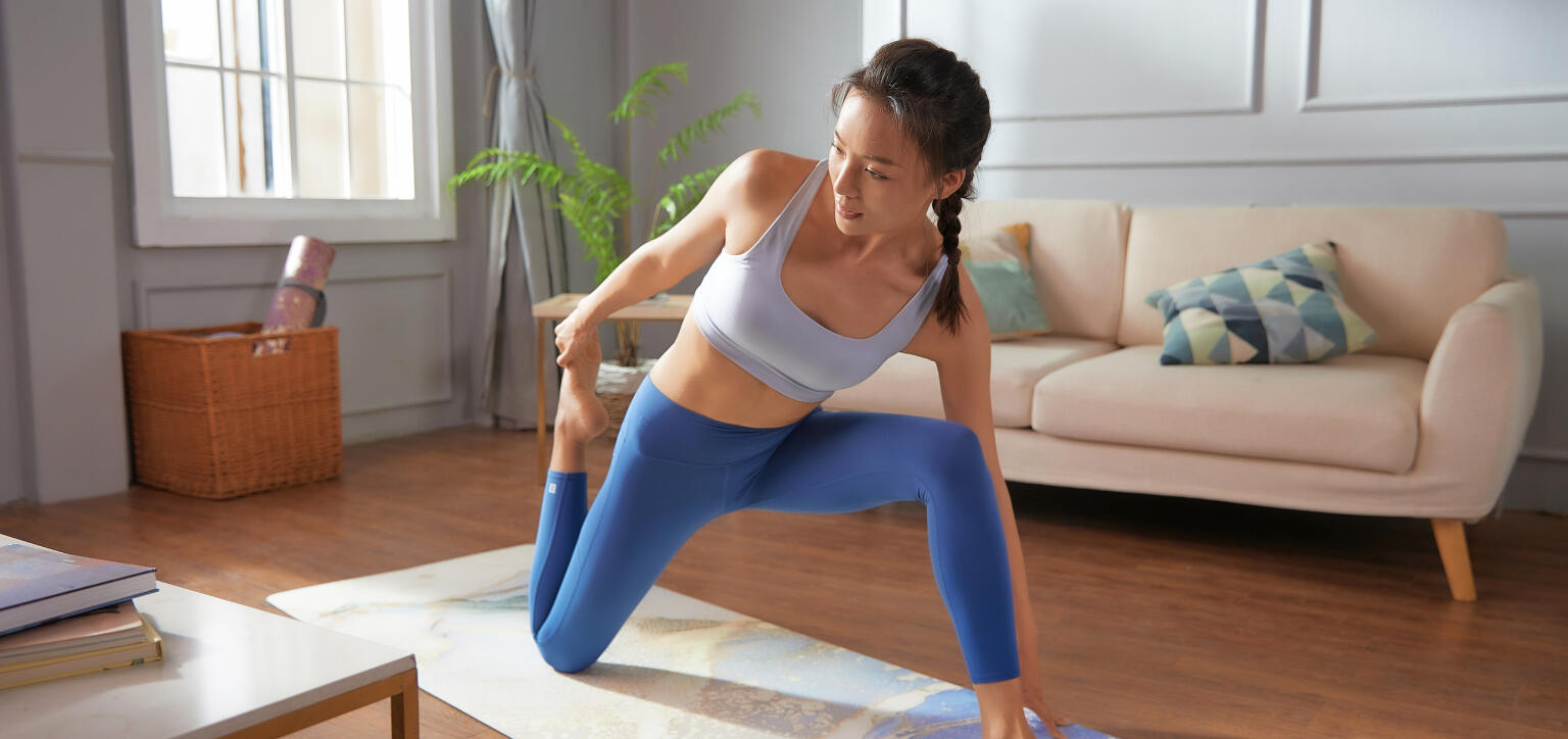 Persona con su mat de yoga