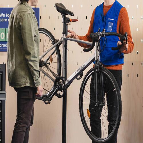 Zamestnanec Decathlonu preberajúci bicykel do bazárovej služby