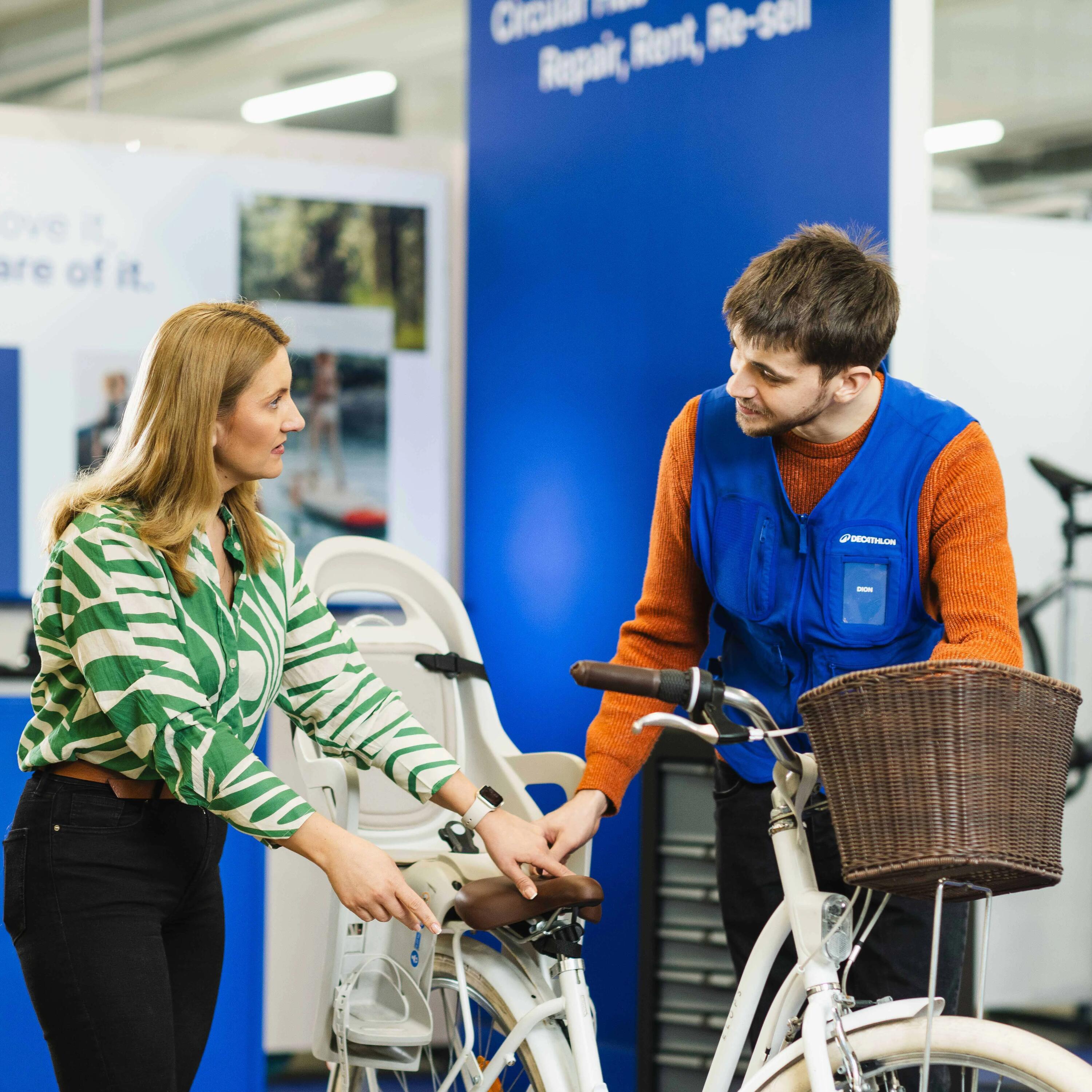 Trabajador de Decathlon entregando una bicicleta de suscripción