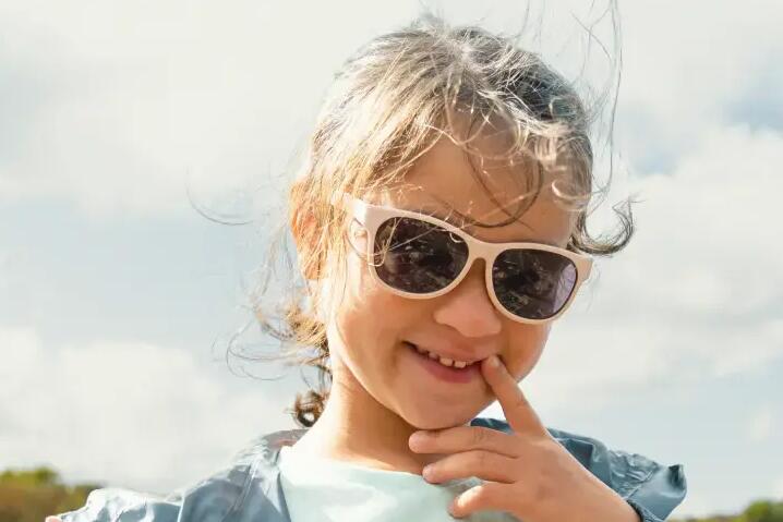 Sonnenschutz für Kinder fängt bei den Augen an