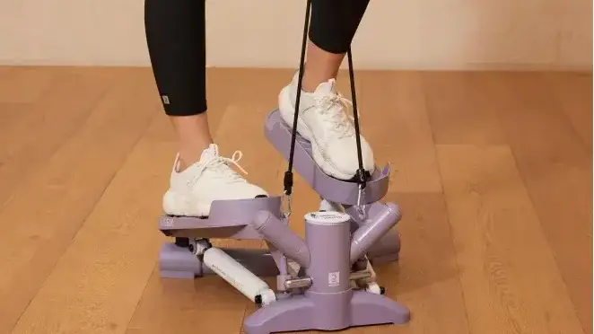 Kobieta ćwicząca na stepperze