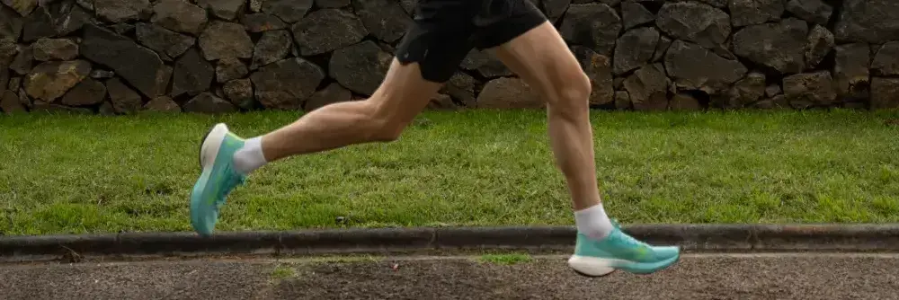 Mężczyzna testujący rozciągnięte buty sportowe podczas biegania
