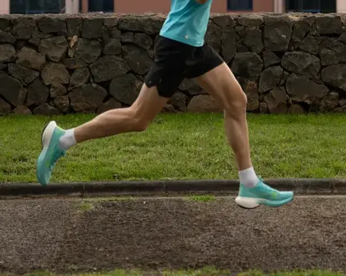 Mężczyzna testujący rozciągnięte buty sportowe podczas biegania