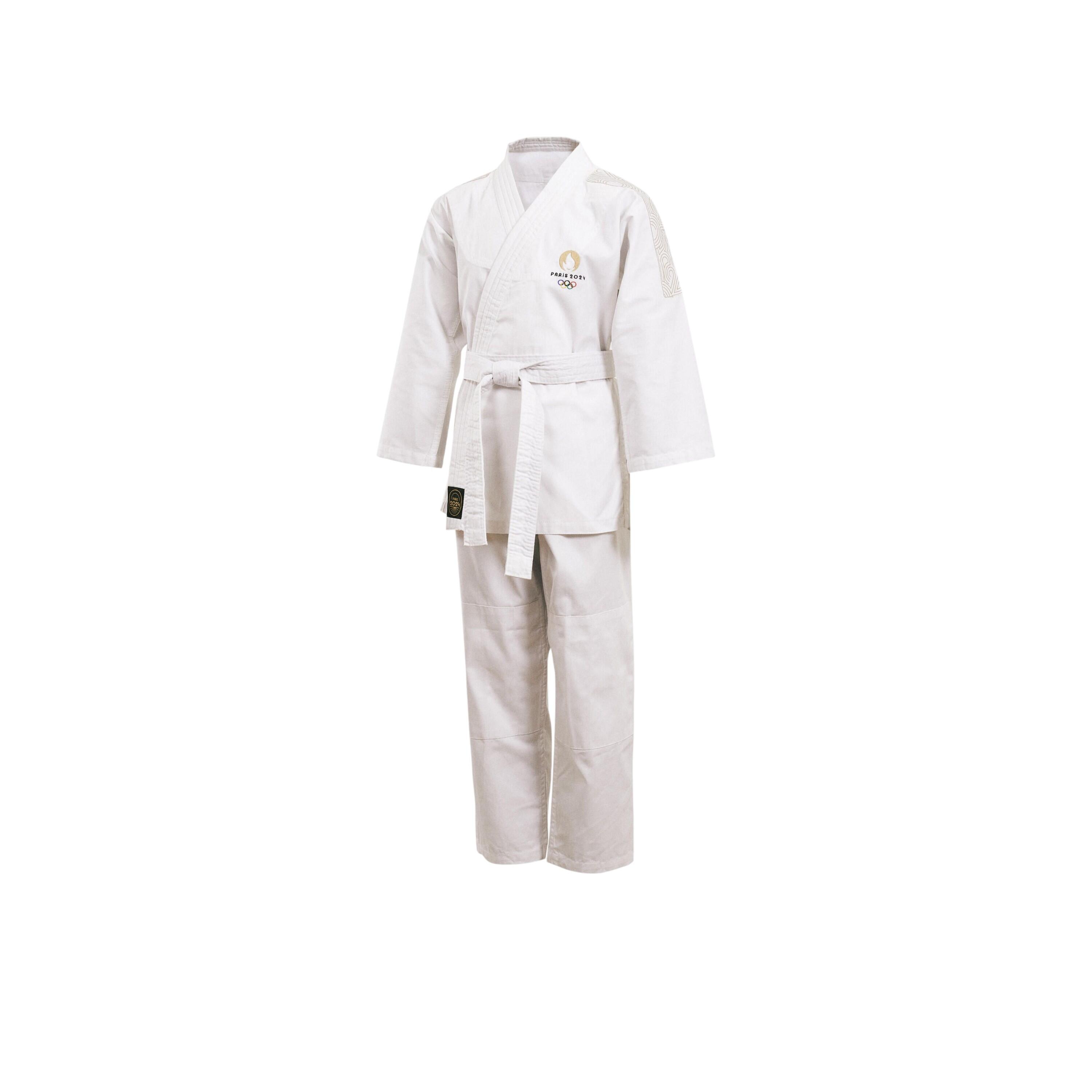 Weißer Judoanzug bestehend aus Jacke, Hose und weißem Gürtel vor hellem Hintergrund.