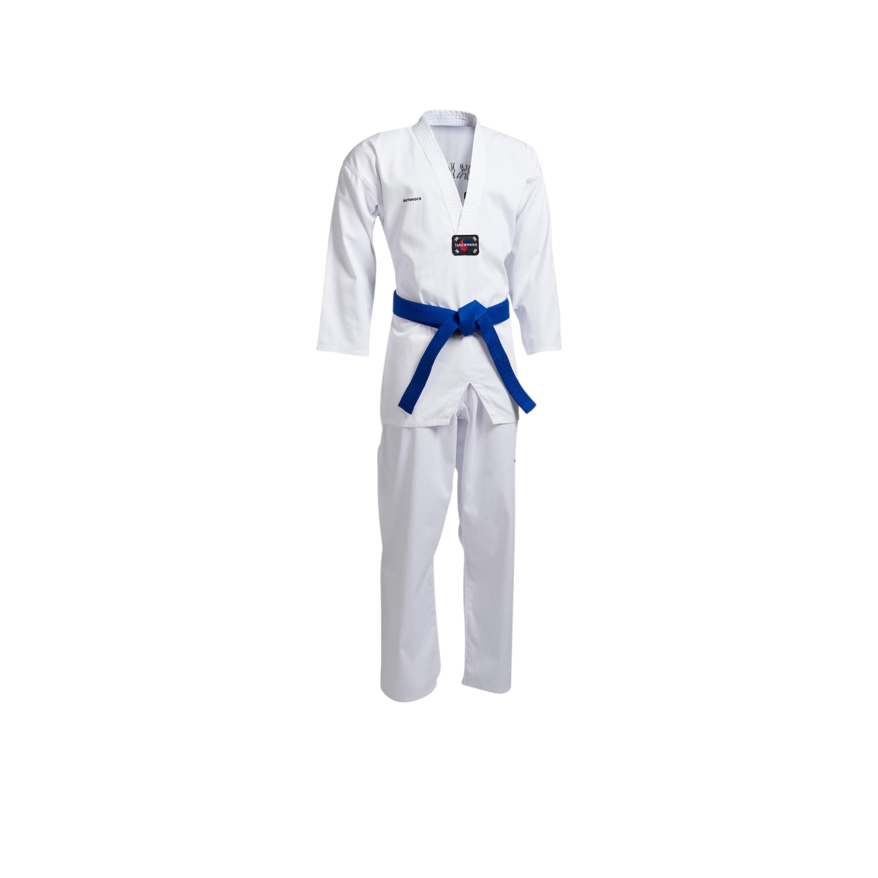 Weißer Kampfsportanzug (Dobok) mit schwarzem V-Ausschnitt und geknotetem blauem Gürtel