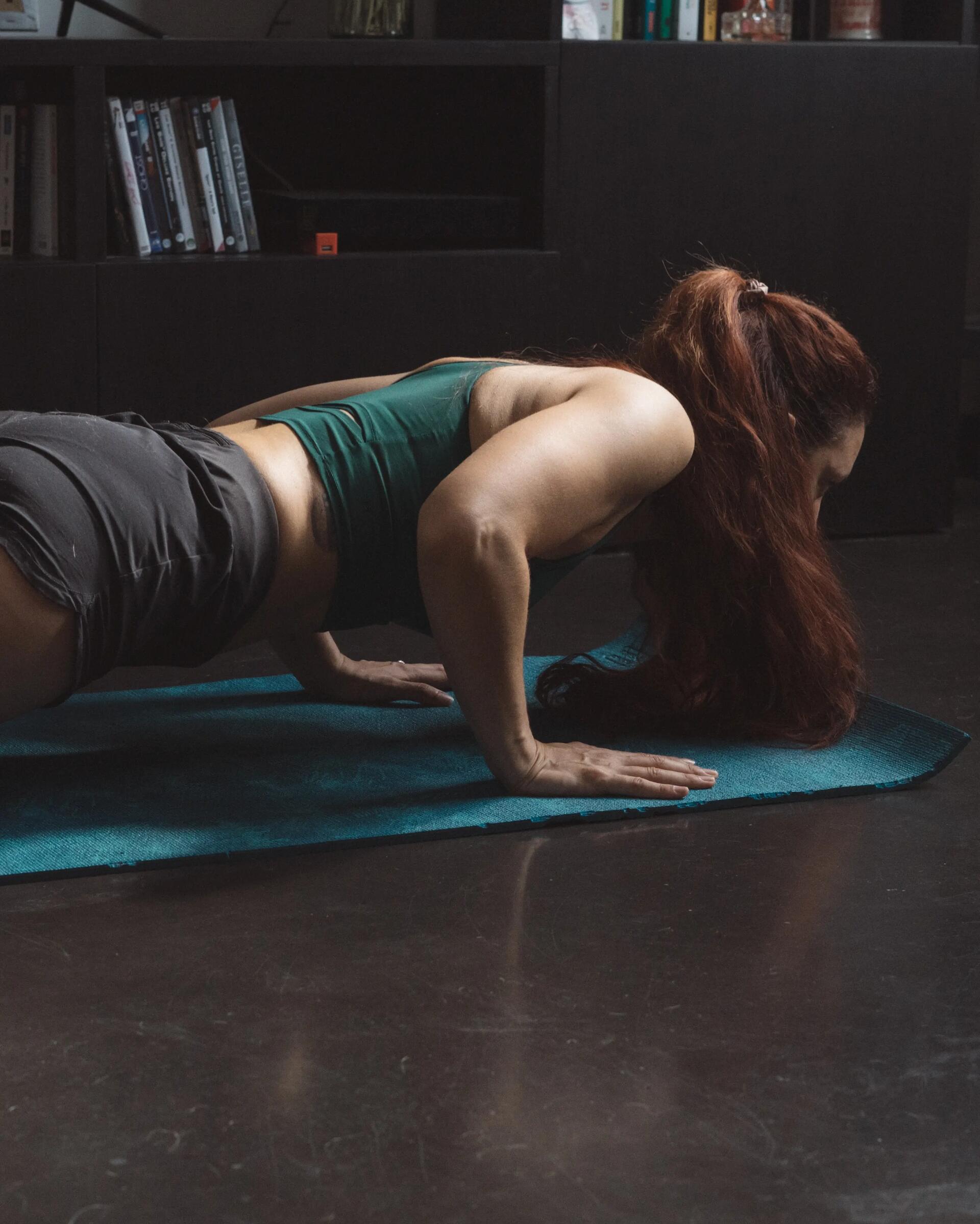 flexiones de pecho en el suelo
