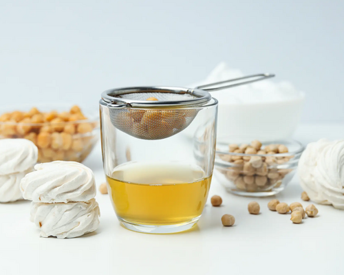 Aquafaba w szklance po odsączeniu ugotowanej cieciorki