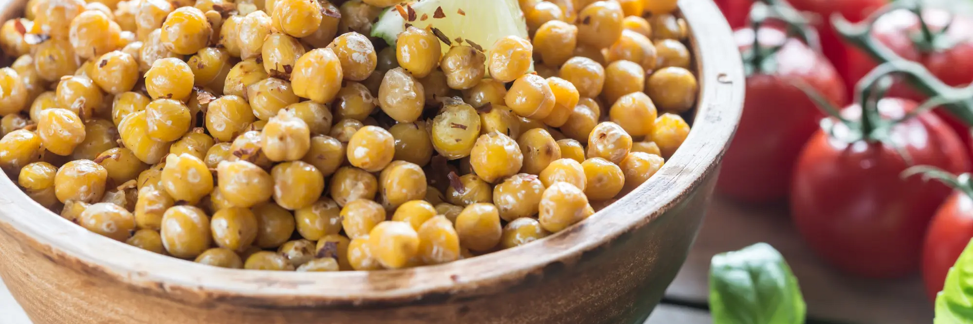 Ziarna ciecierzycy w półmisku jako zdrowy zamiennik białka dla wegetarian