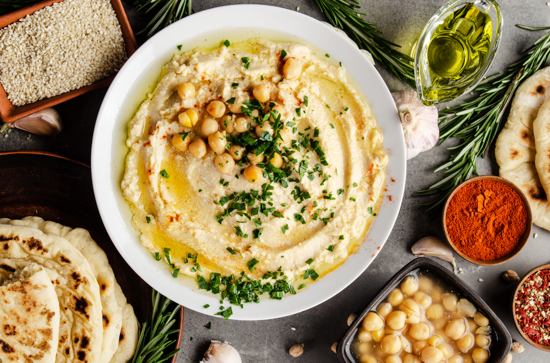Humus z ciecierzycy w misce udekorowany zieleniną idealny na kolację wegetariańską
