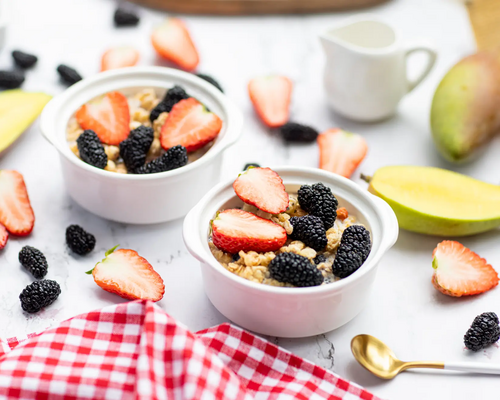 Granola zapiekana ze świeżymi owocami w kokilkach jak przykład roślinnego źródła żelaza