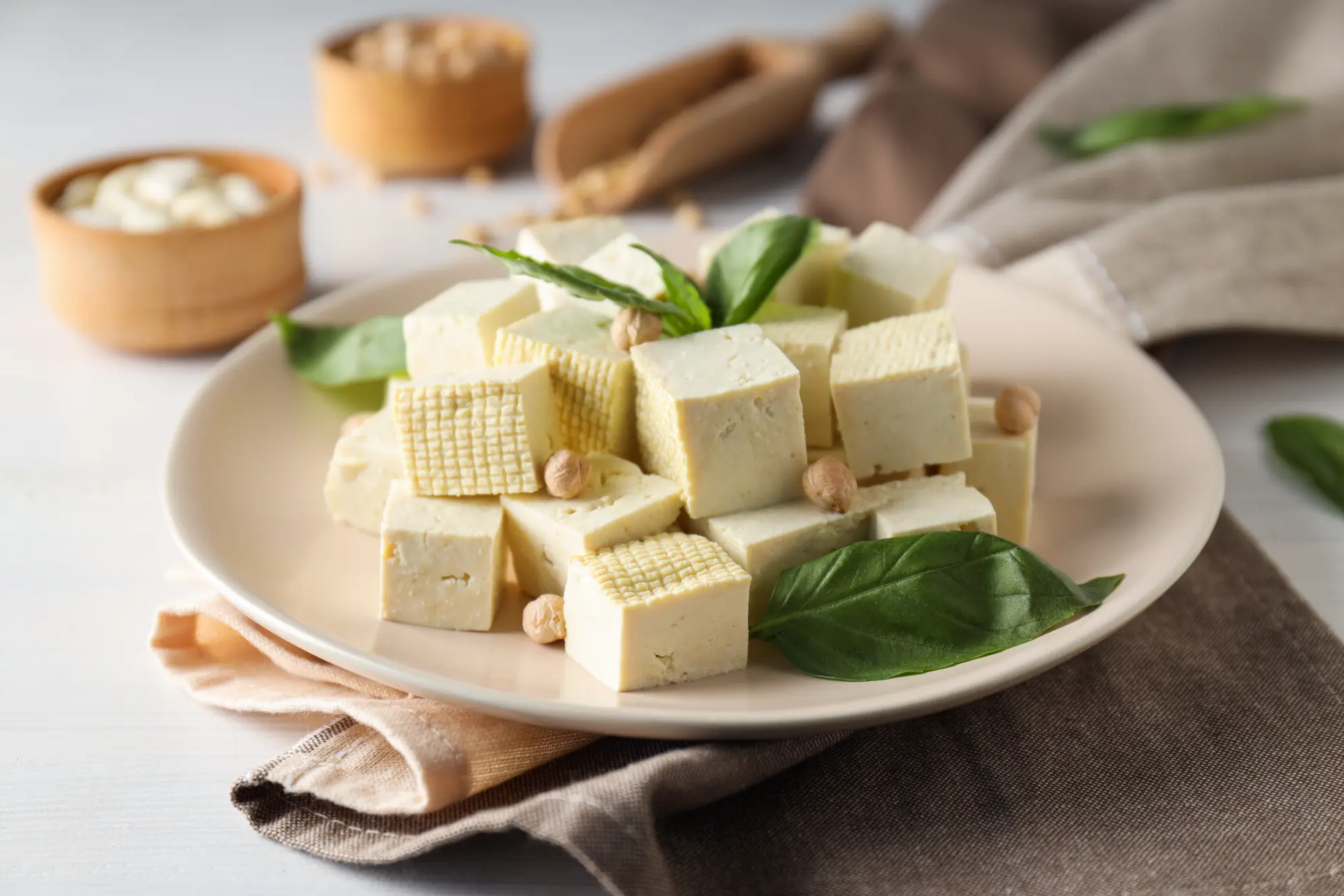 Tofu w kosteczkach na talerzu jako zamiennik mięsa w diecie wegańskiej dla dzieci