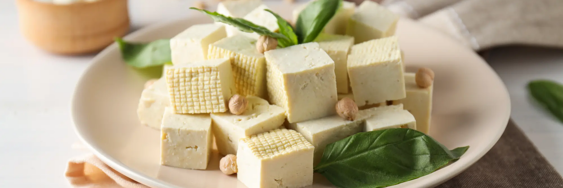 Tofu pokrojone w kostki na talerzu jako produkt roślinny będący źródłem biała w diecie keto wegetariańskiej